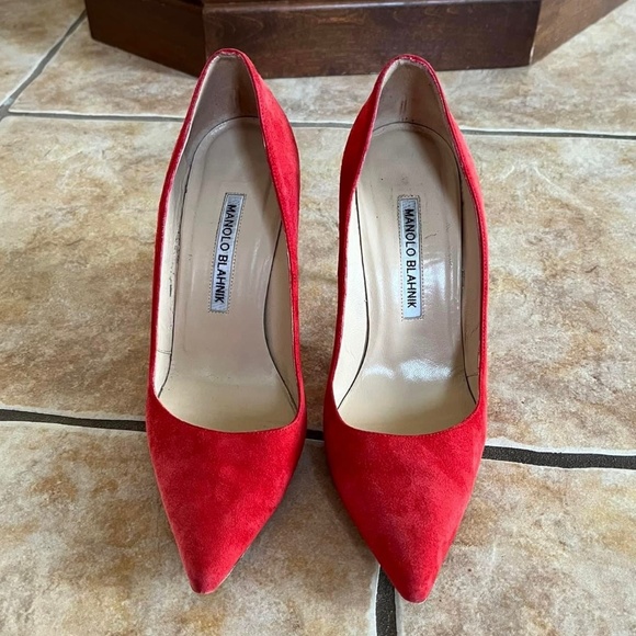 Manolo Blahnik Suede Leather Pumps. - Picture 3 of 11